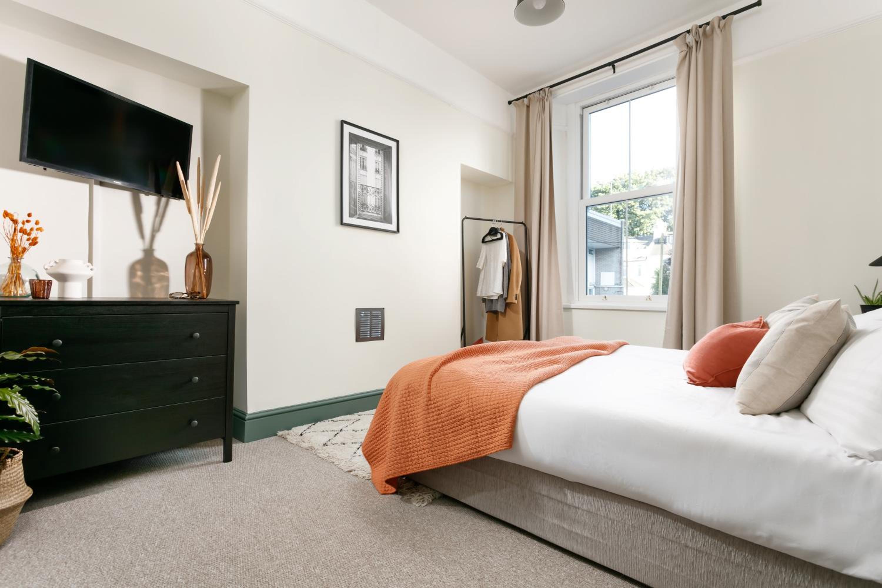 NEW LUXURY for 2024 - Central Plymouth House - Sleeps 10 - Access to Plymouth Town - Close to The Barbican - Pets welcome - Parking Available - By Luxe Liv view 5