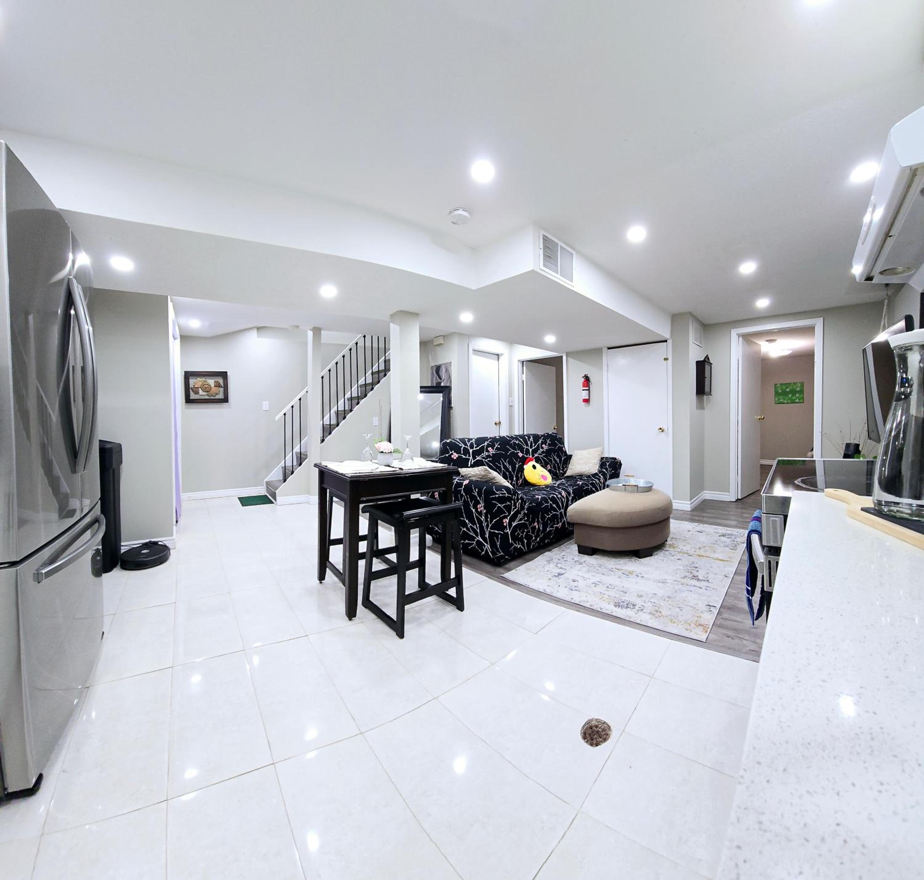 Luxury homestay in Mississauga near square one mall & Pearson Airport