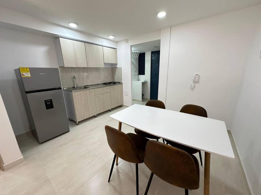 Hito 101 Amplio Apartaestudio en Av 19 norte con balcon
