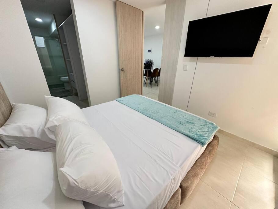 Hito 101 Amplio Apartaestudio en Av 19 norte con balcon