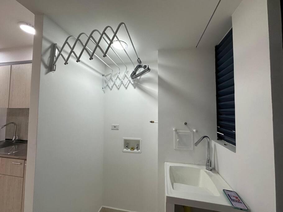 Hito 101 Amplio Apartaestudio en Av 19 norte con balcon