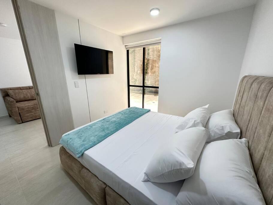 Hito 101 Amplio Apartaestudio en Av 19 norte con balcon