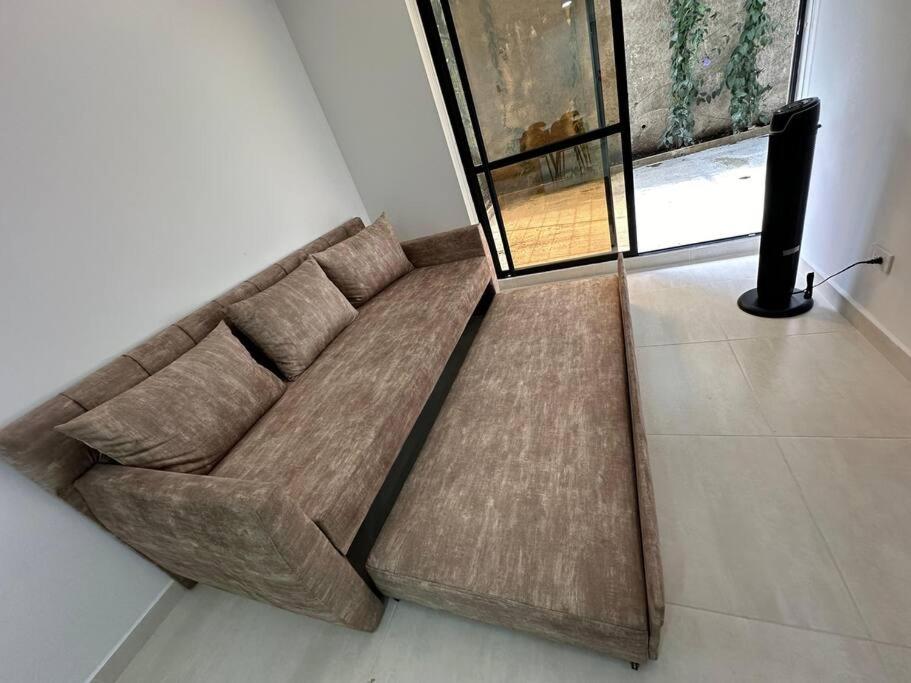 Hito 101 Amplio Apartaestudio en Av 19 norte con balcon