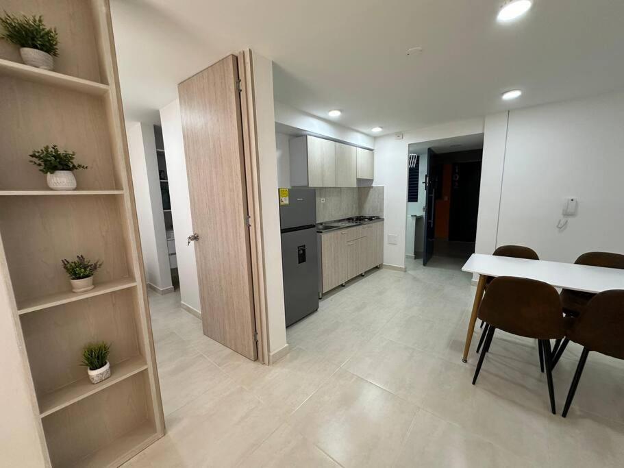 Hito 101 Amplio Apartaestudio en Av 19 norte con balcon