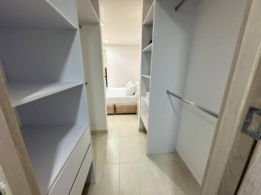 Hito 101 Amplio Apartaestudio en Av 19 norte con balcon