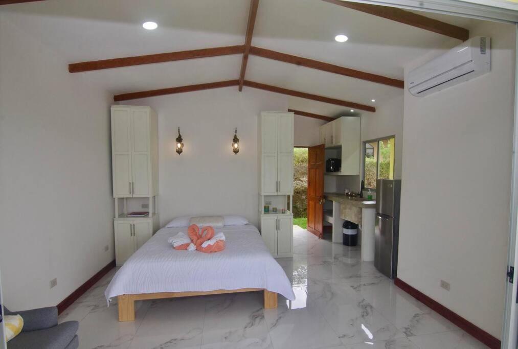 Hilltop Bungalow #1 W Spectacular Volcano View