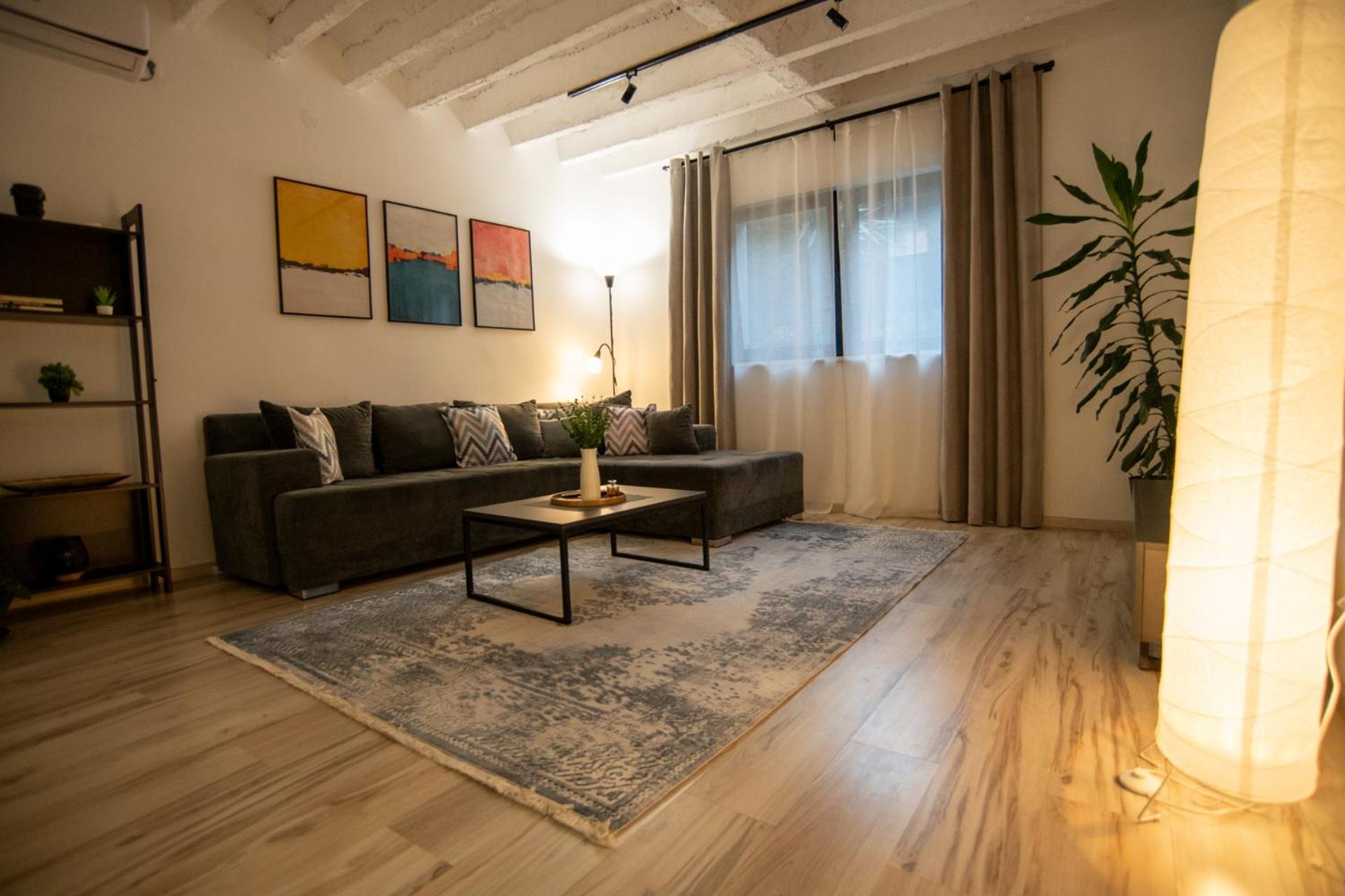 Style and Shine Sunrise Apartment view 2