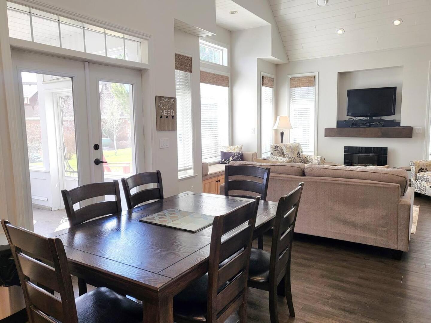 Location Cottage - Close To Pools! 111