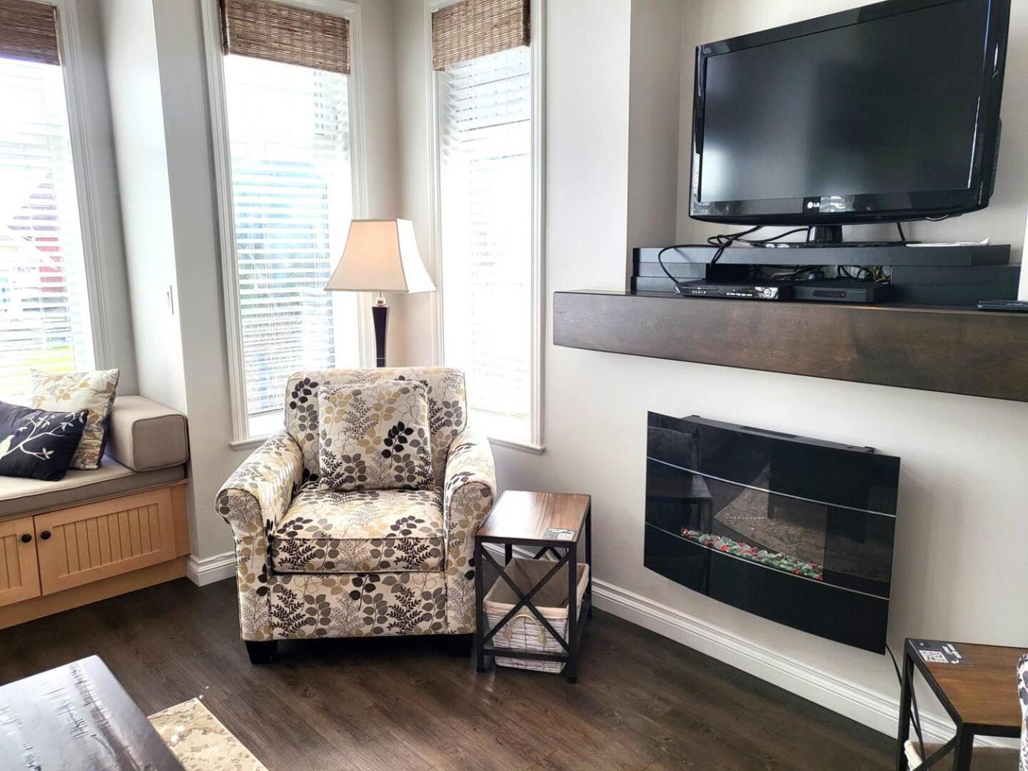 Location Cottage - Close To Pools! 111