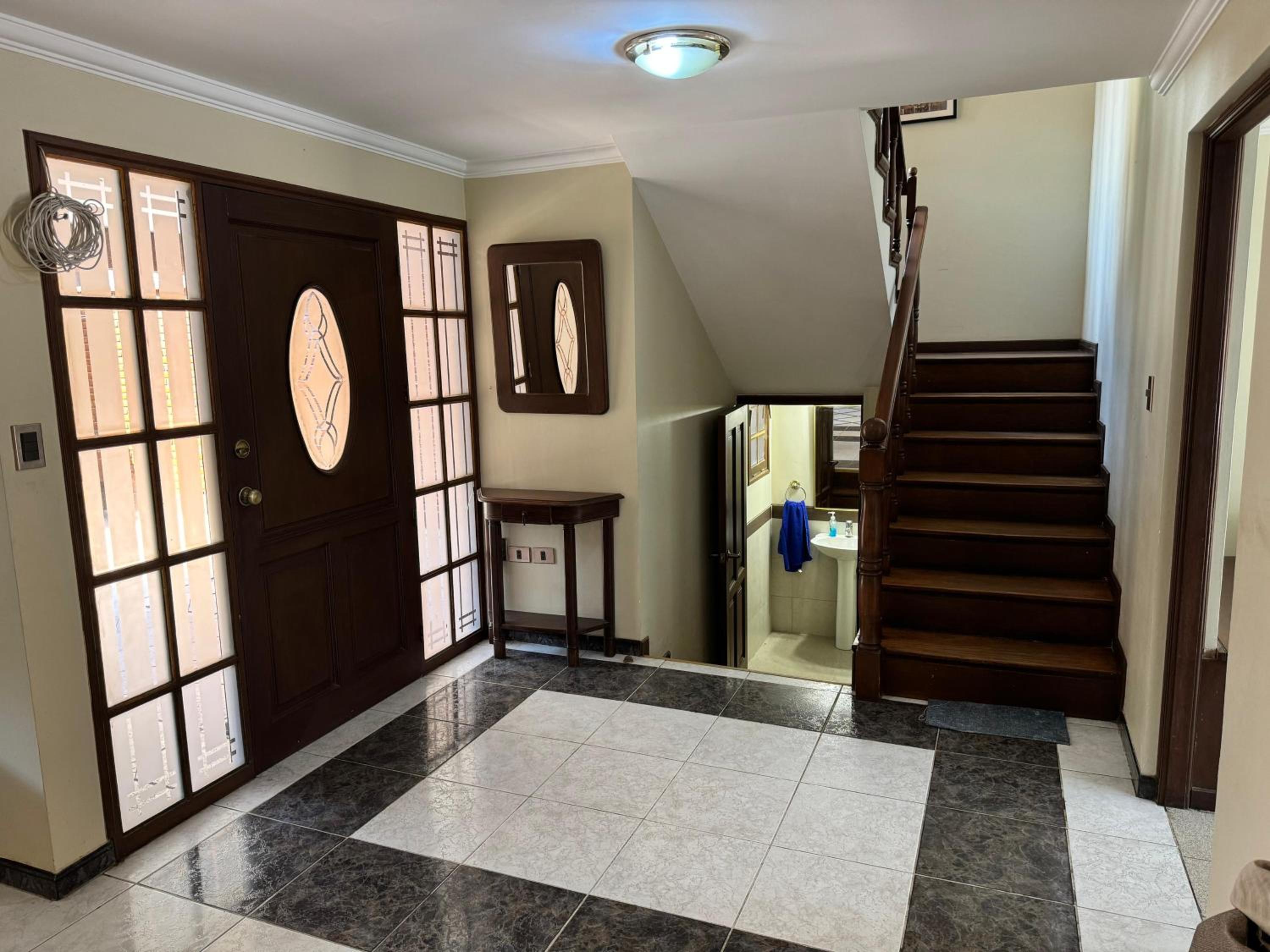 Great House, Amazing location!!