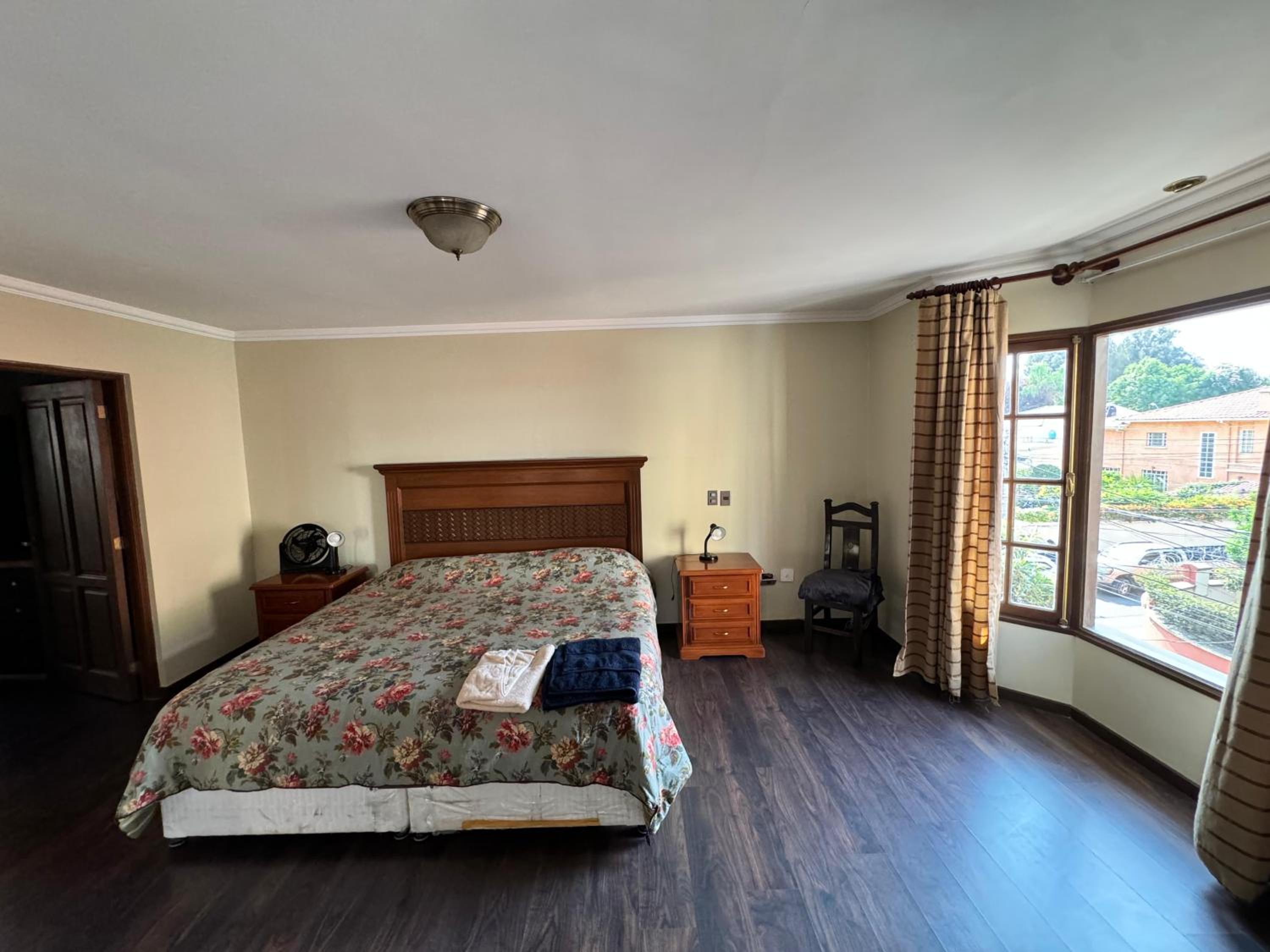 Great House, Amazing location!!