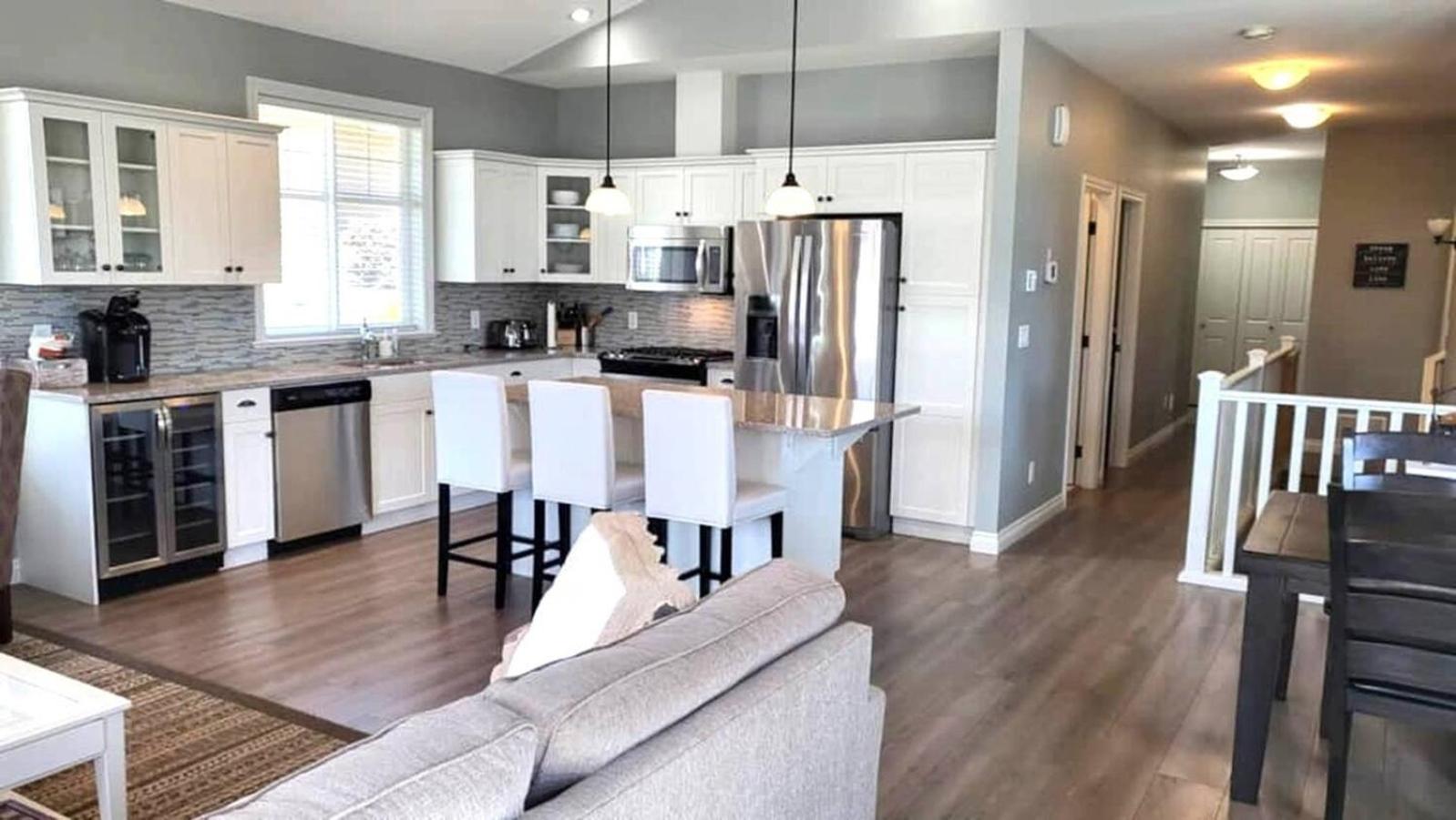 Lake View Cottage Fantastic Views - 2 Kitchens
