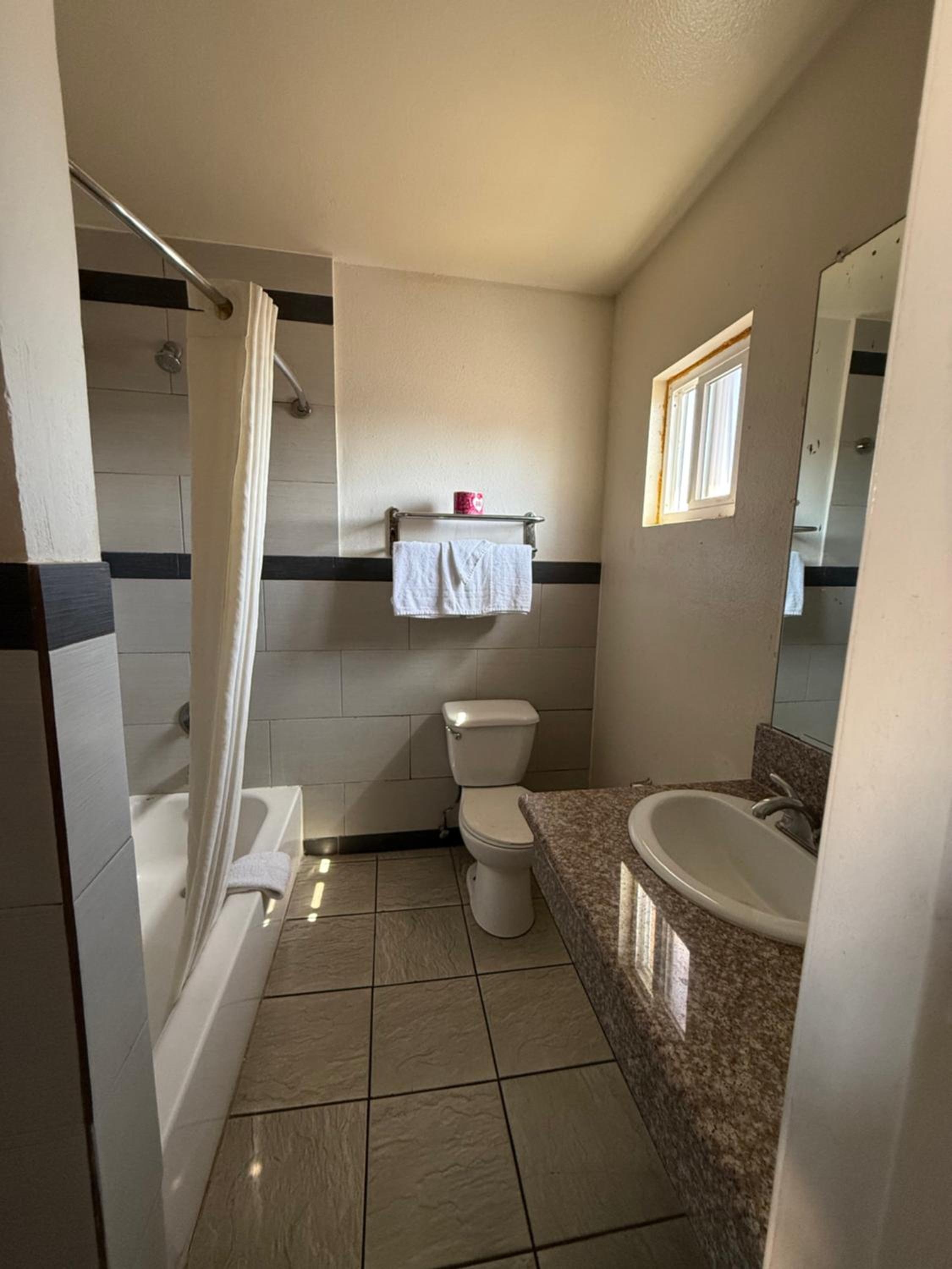 Robinhood Motel Anaheim West view 4
