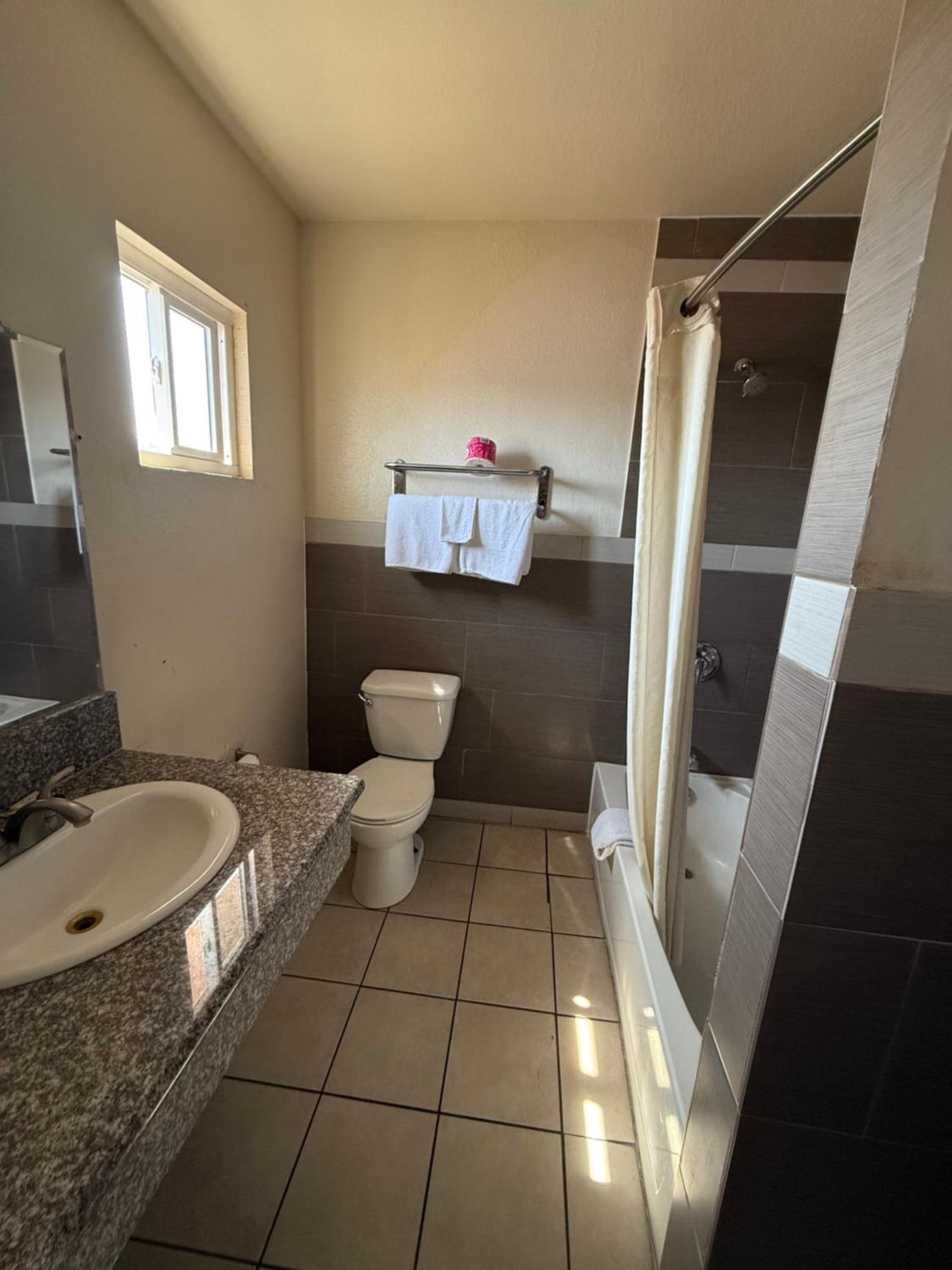 Robinhood Motel Anaheim West view 3