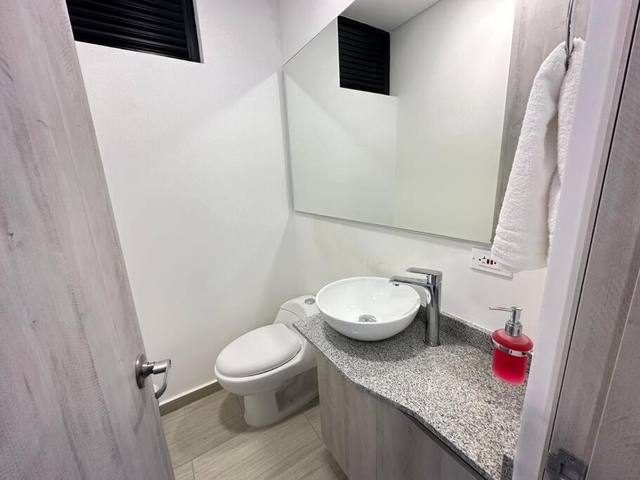 Amara 510-Comodo y amplio apartaestudio en sector Laureles