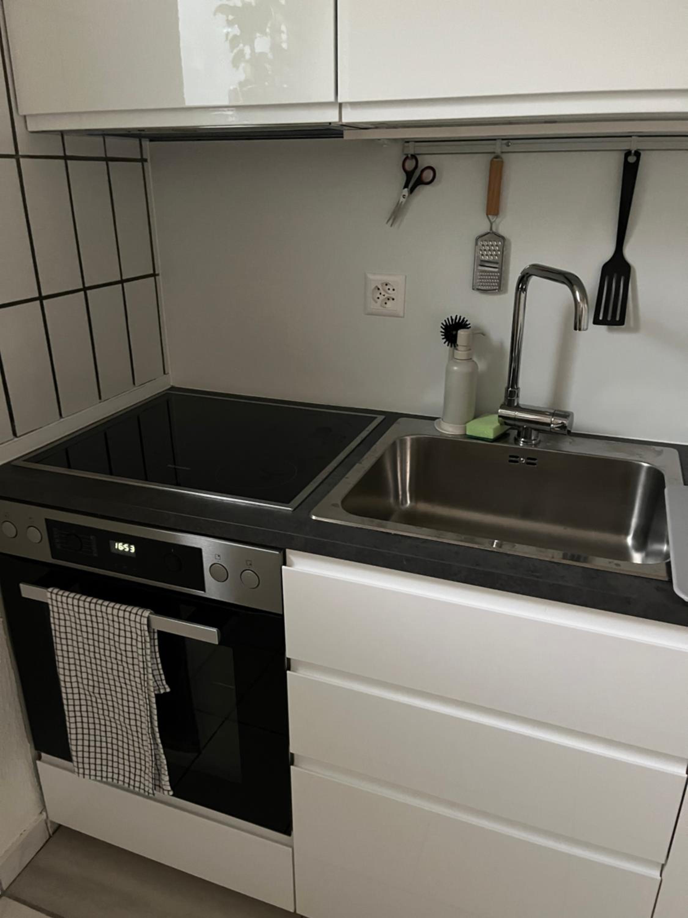 Letzigrund studio apartment with private garden