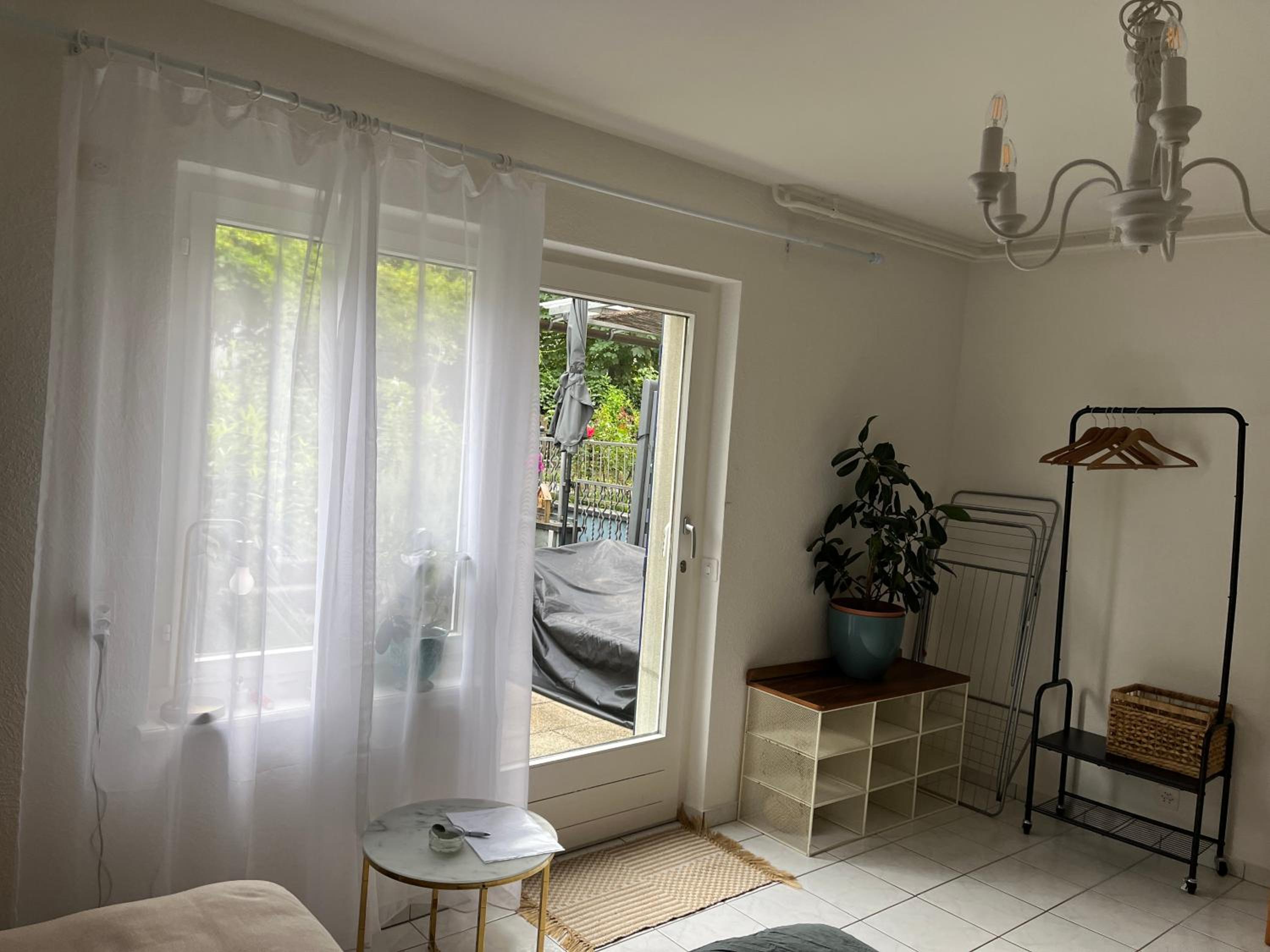 Letzigrund studio apartment with private garden