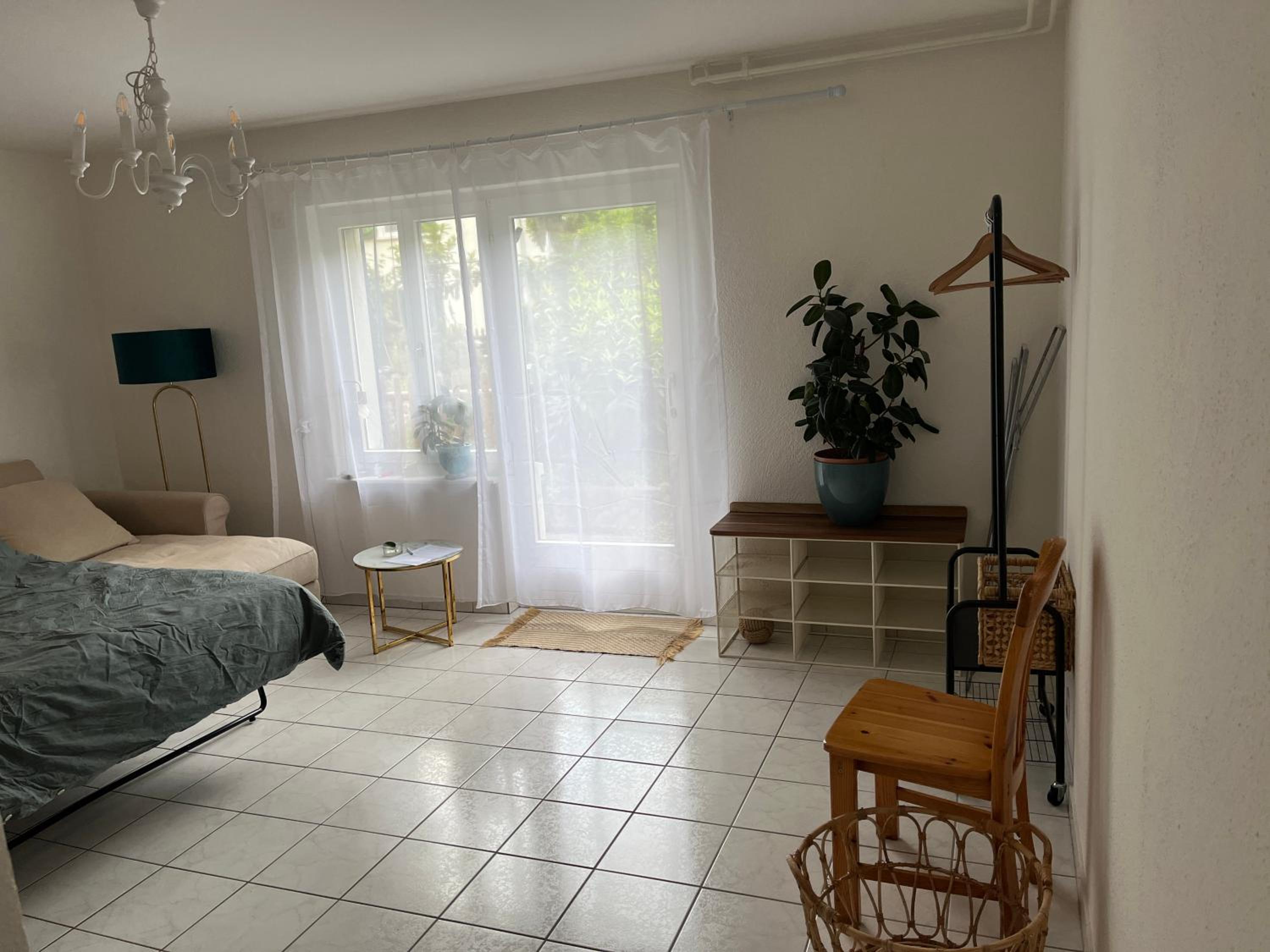 Letzigrund studio apartment with private garden