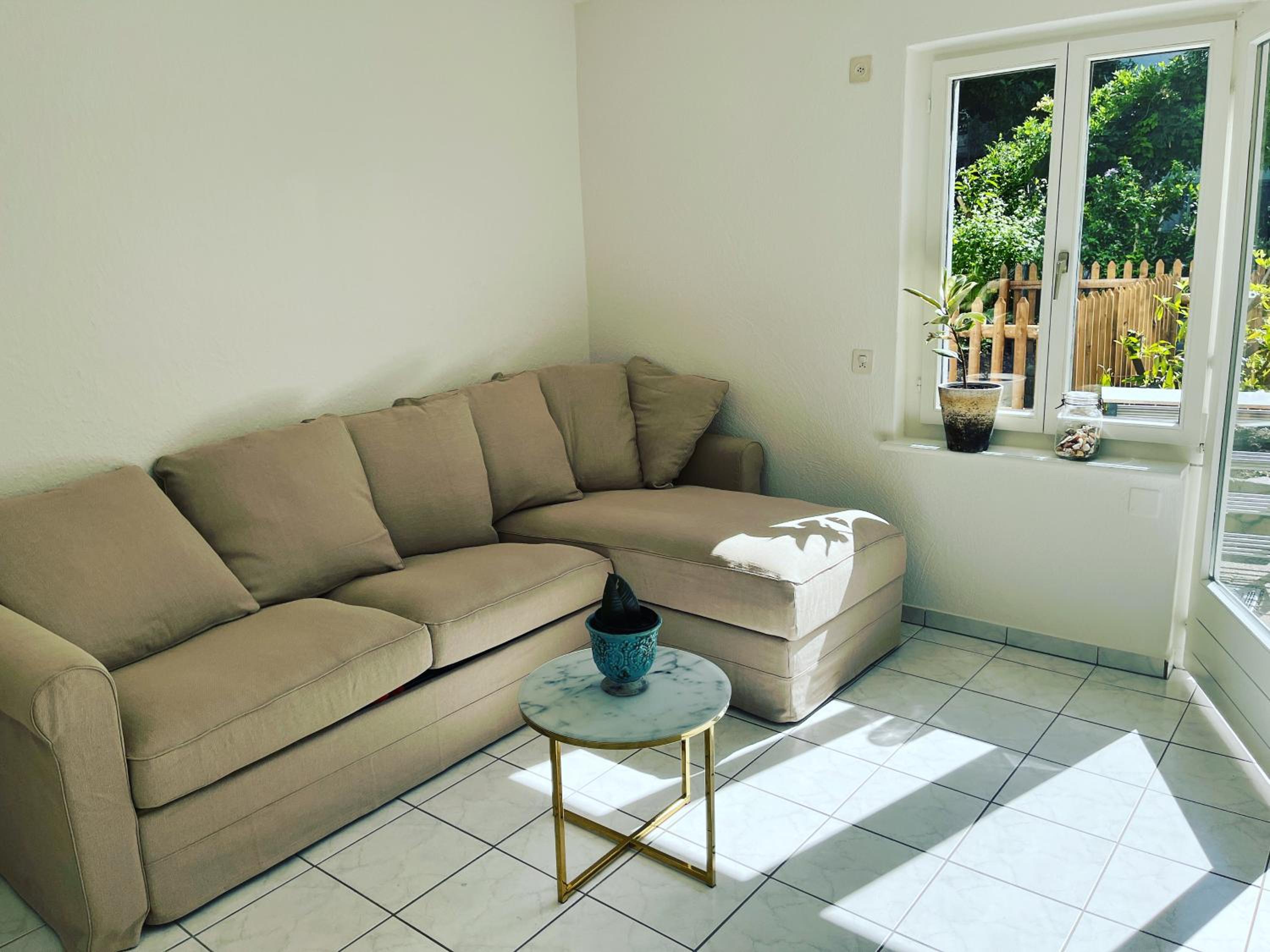 Letzigrund studio apartment with private garden