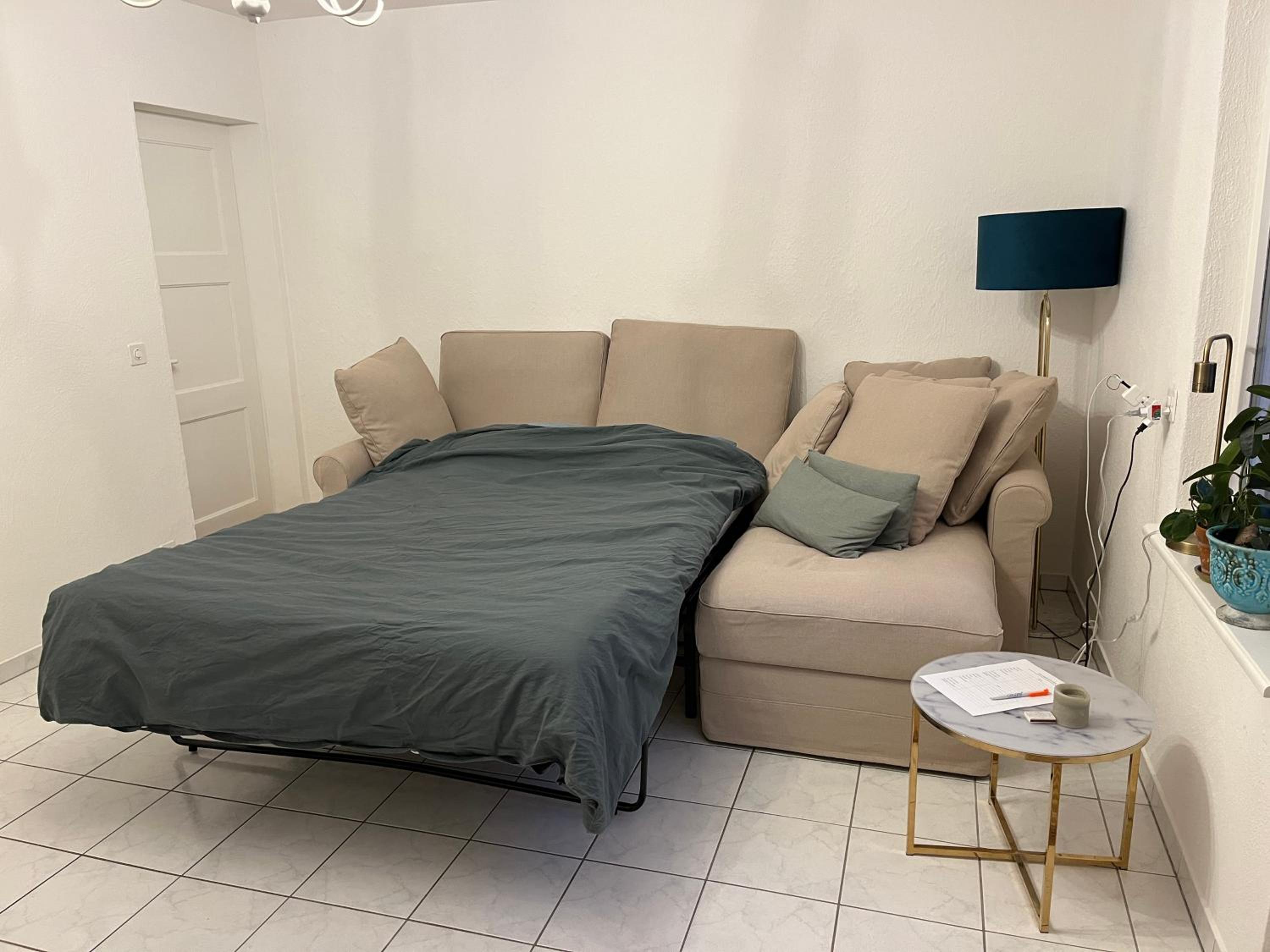 Letzigrund studio apartment with private garden