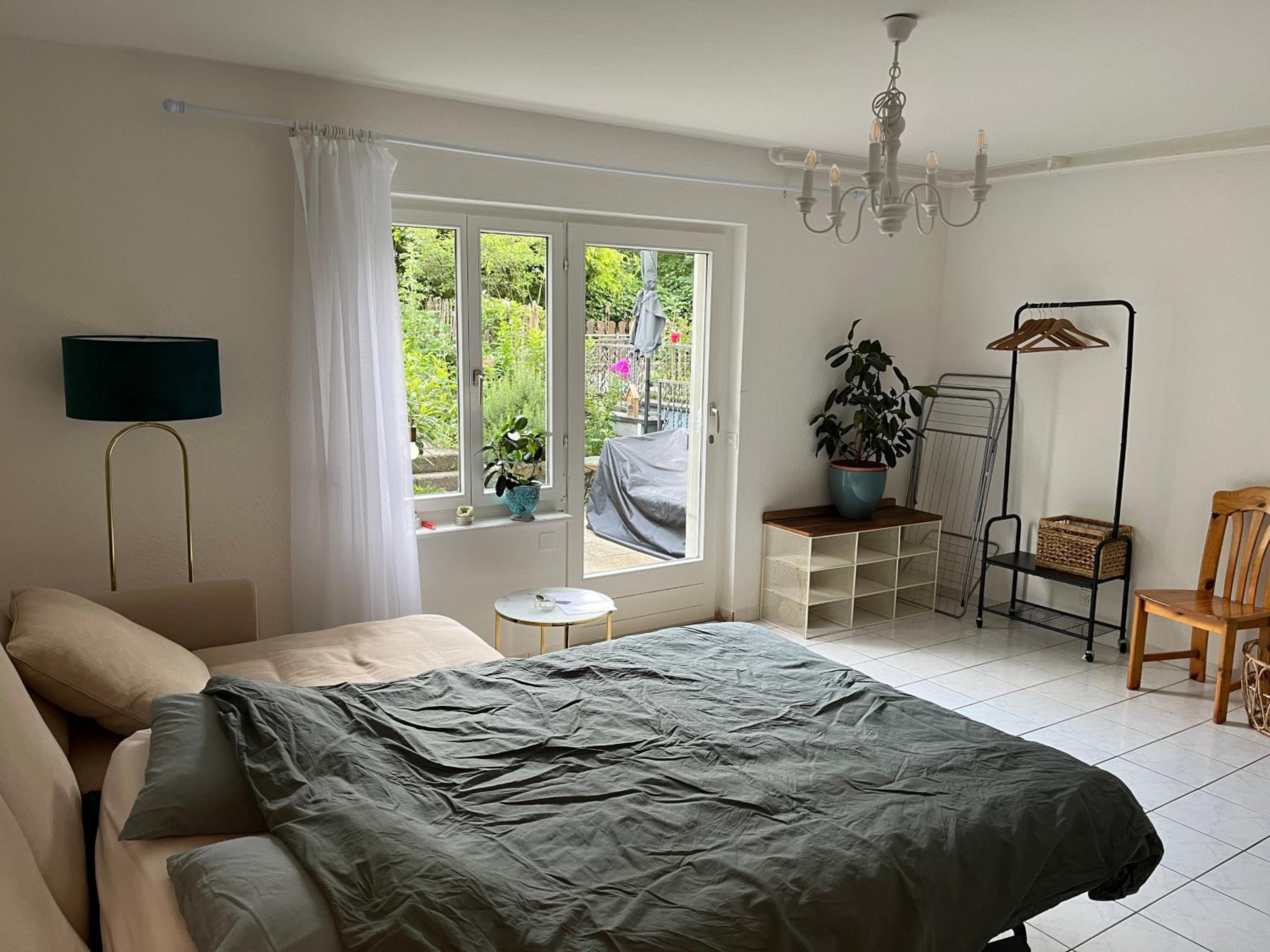 Letzigrund studio apartment with private garden