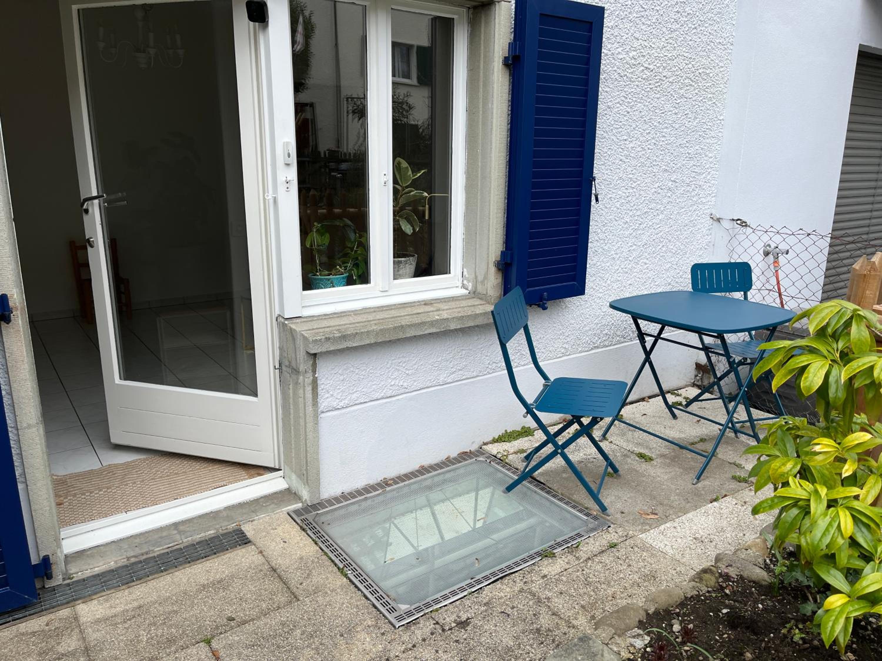 Letzigrund studio apartment with private garden