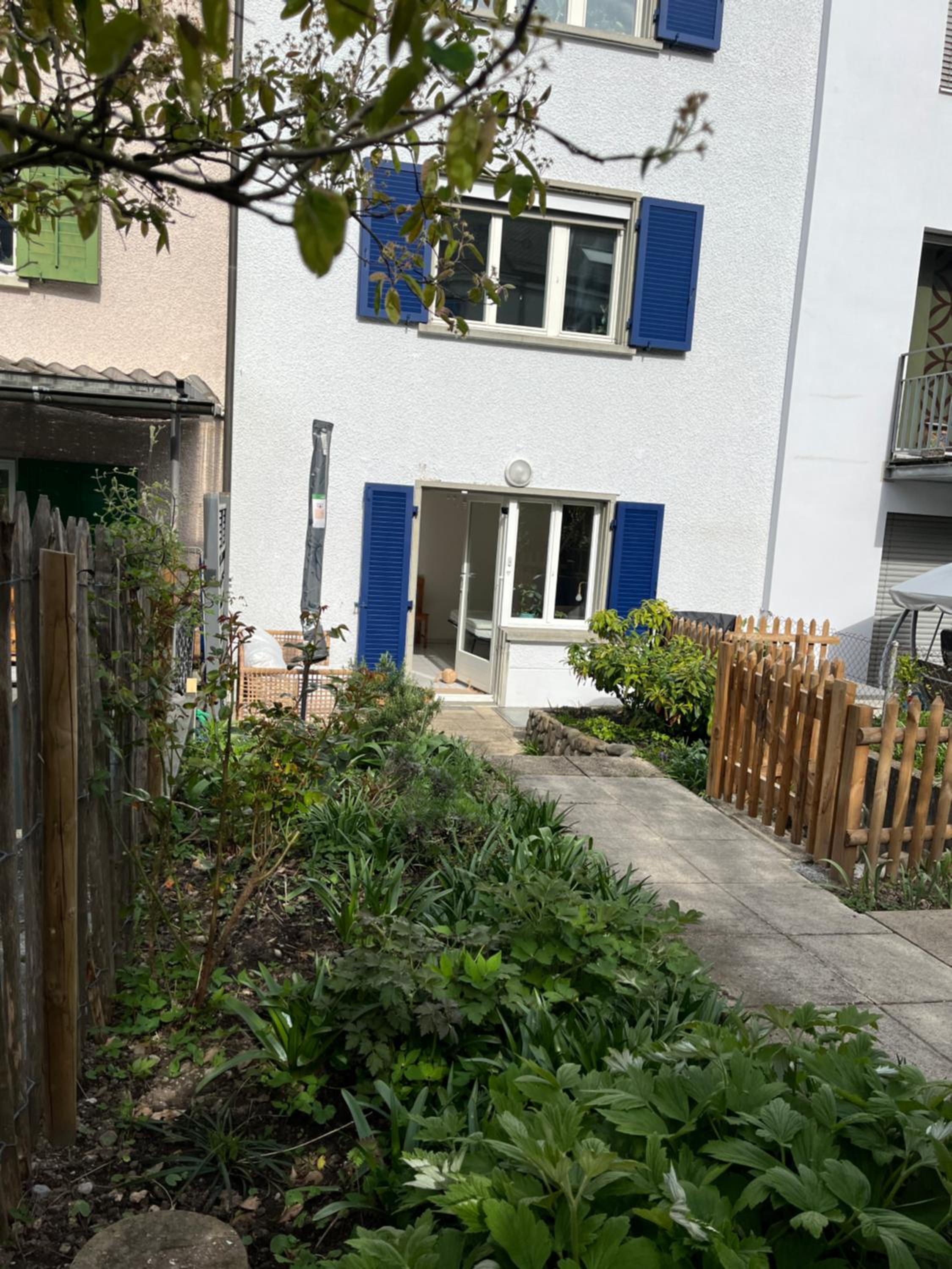Letzigrund studio apartment with private garden