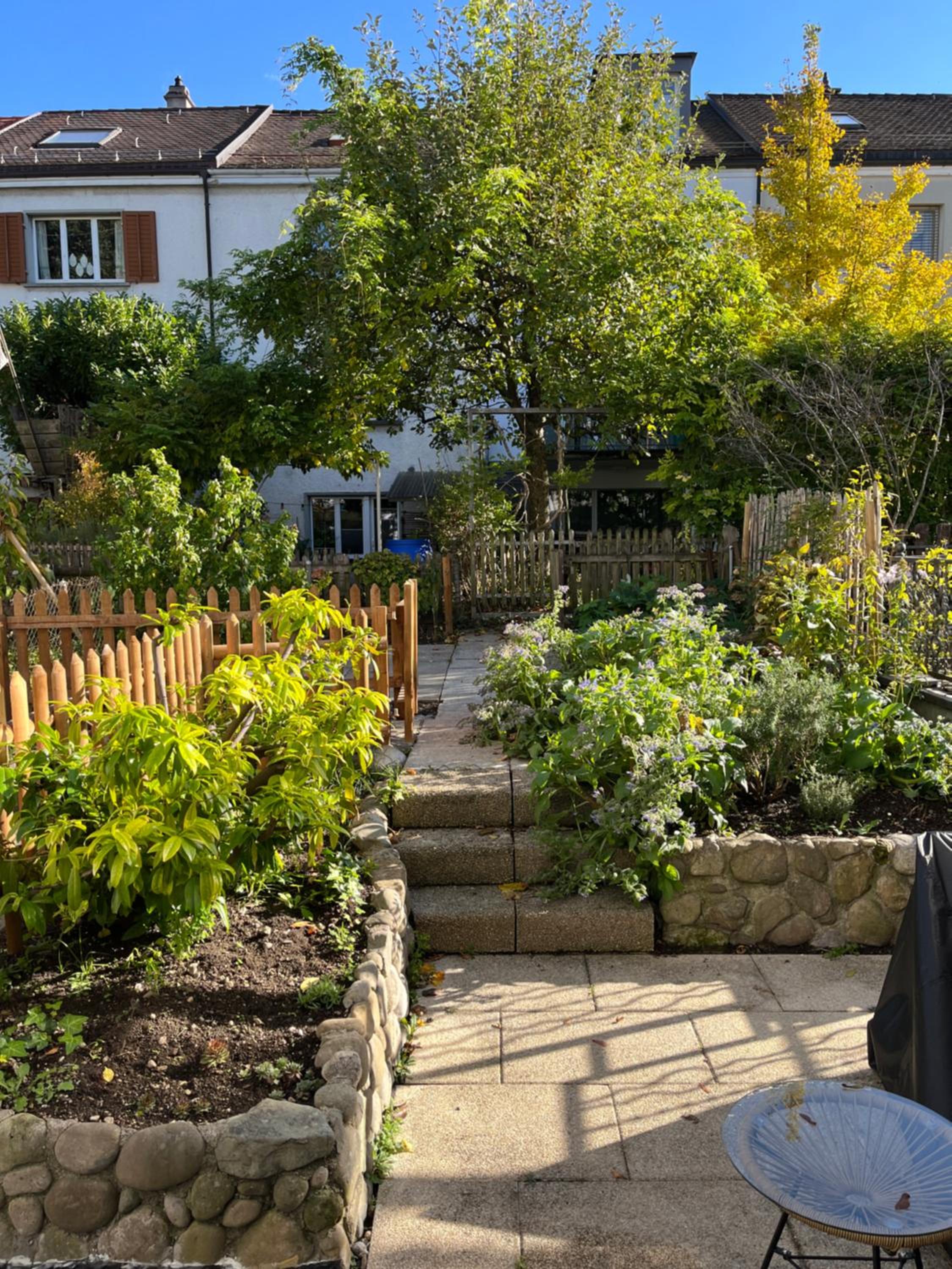 Letzigrund studio apartment with private garden