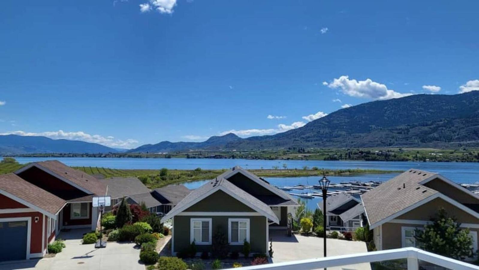 Lake View Cottage Fantastic Views - 2 Kitchens