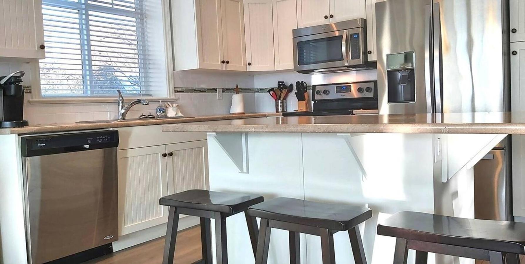 Lake View Cottage Fantastic Views - 2 Kitchens