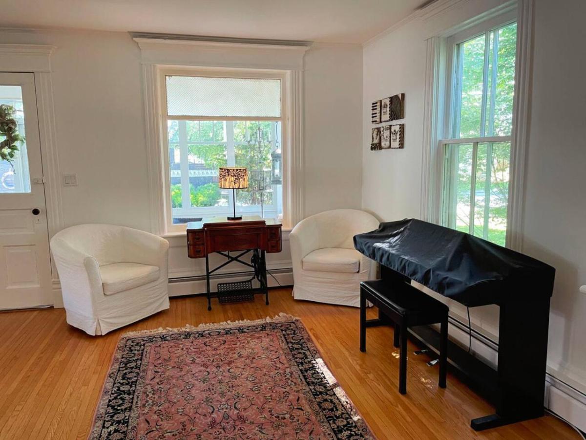 Gwyn Haven - Spacious Charming Century Home in Wellington