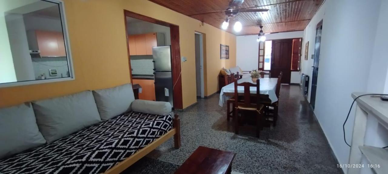 - Casa Jacarandá- quincho, garaje-consultá mascota -50 mts de la avenida principal