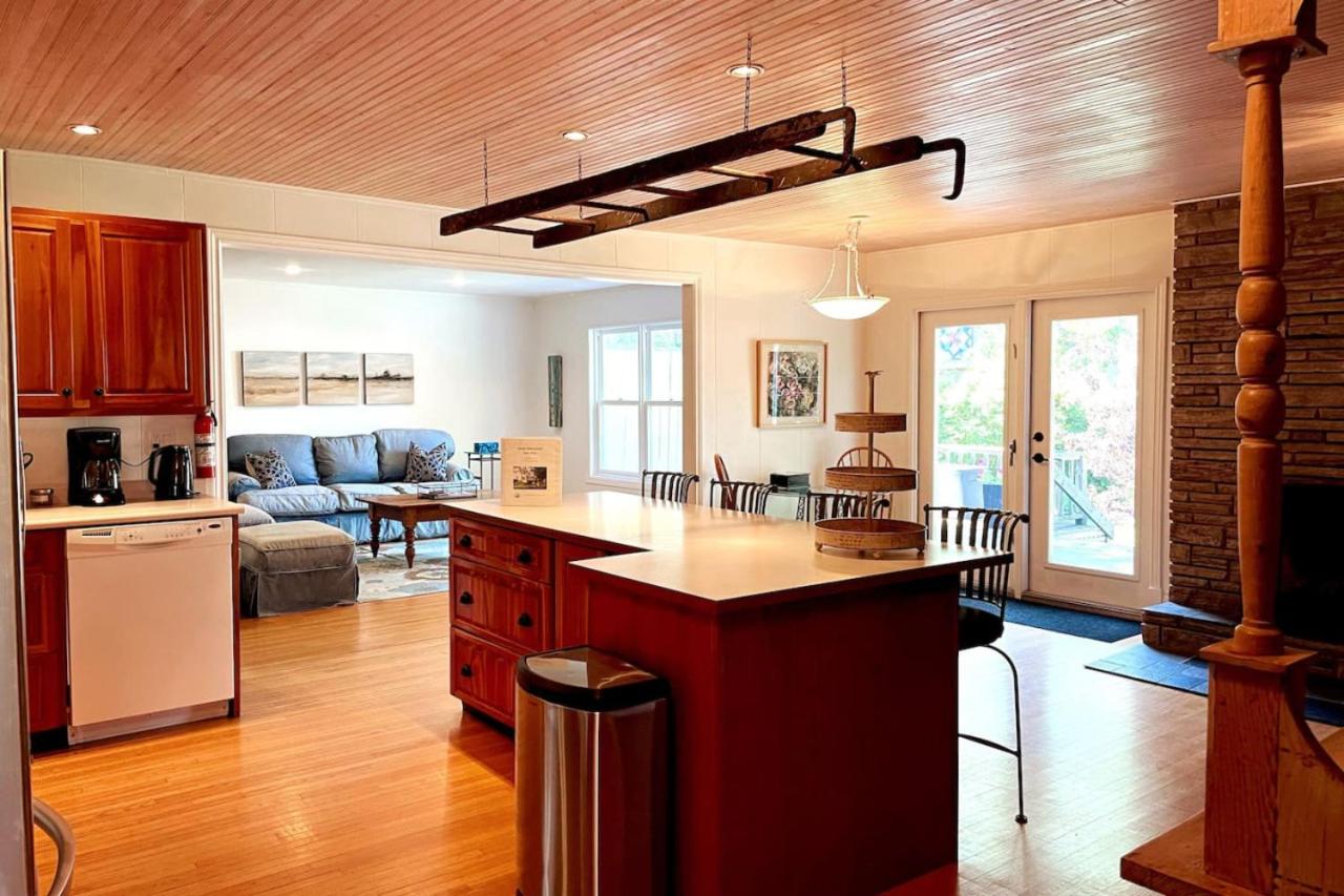 Gwyn Haven - Spacious Charming Century Home in Wellington