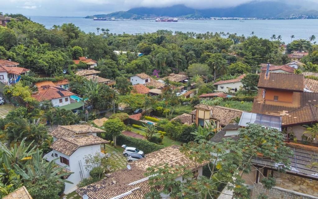 Casas Baepi em condomínio a 300m da praia