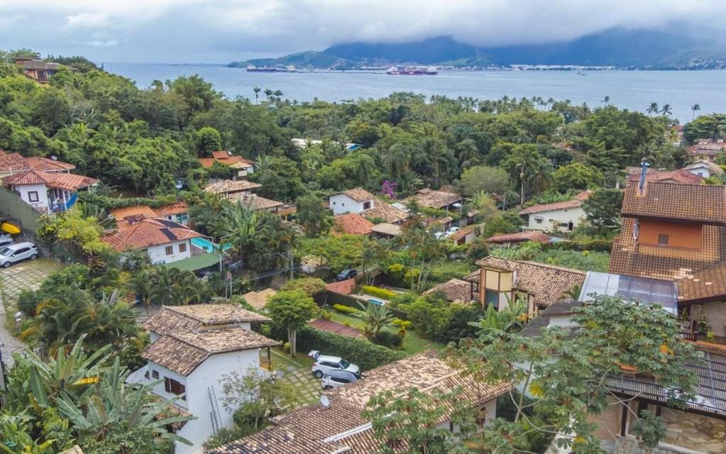 Casas Baepi em condomínio a 300m da praia