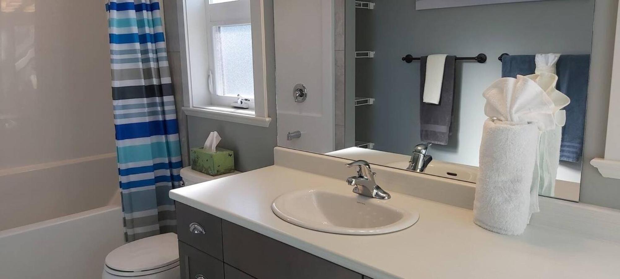 2 King Bedrooms - Walking Distance To Pools
