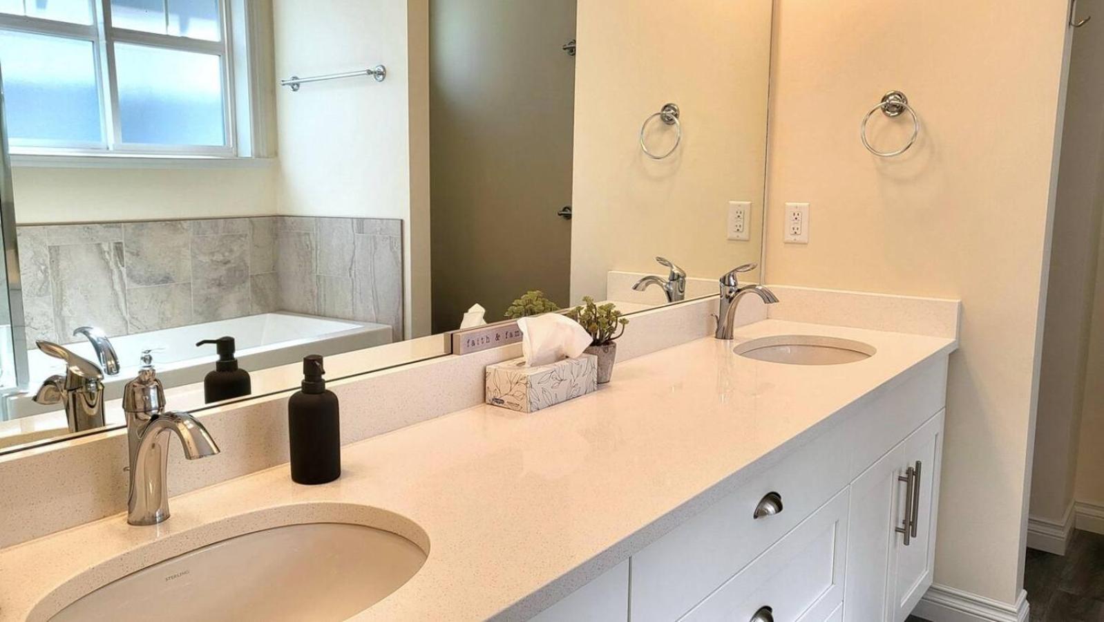 Large Modern Home At The Cottages #54