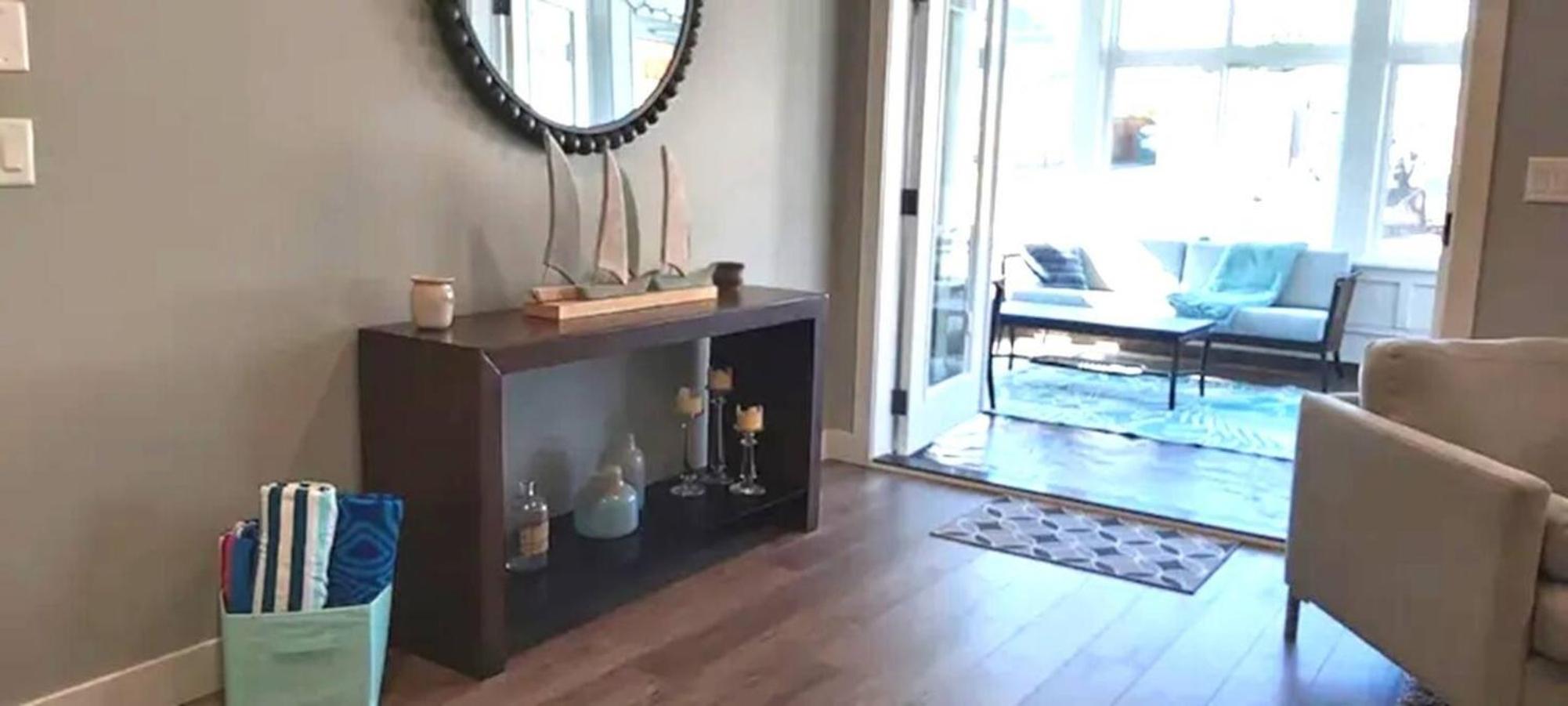 2 King Bedrooms - Walking Distance To Pools