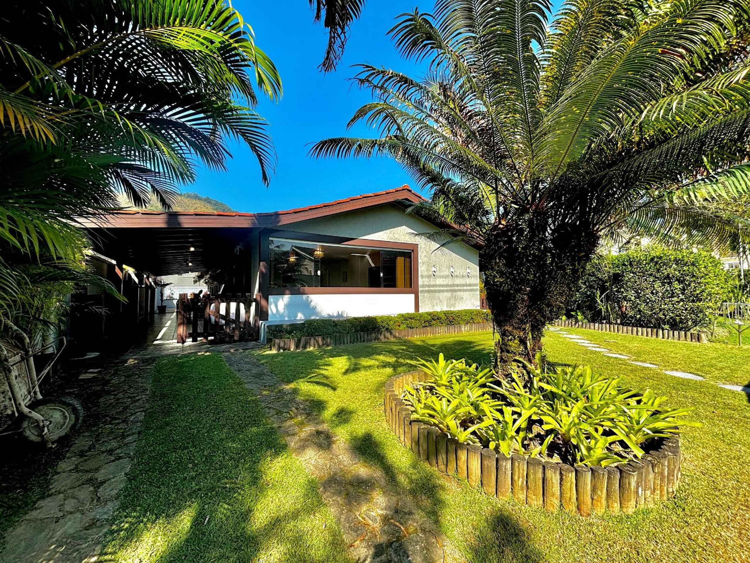 Casa em condomínio Luxuoso de Angra dos Reis que comporta até 8 pessoas.