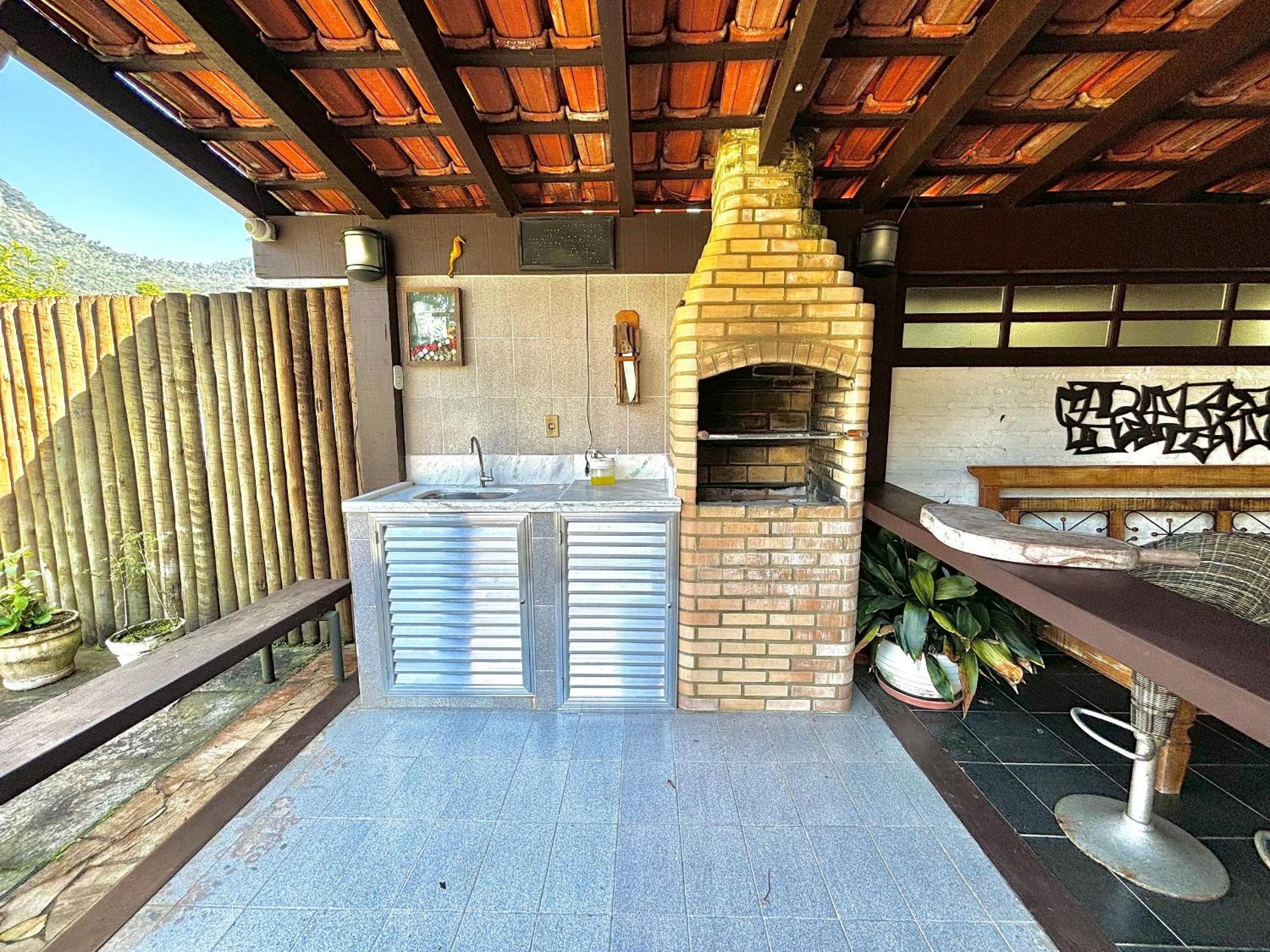Casa em condomínio Luxuoso de Angra dos Reis que comporta até 8 pessoas.