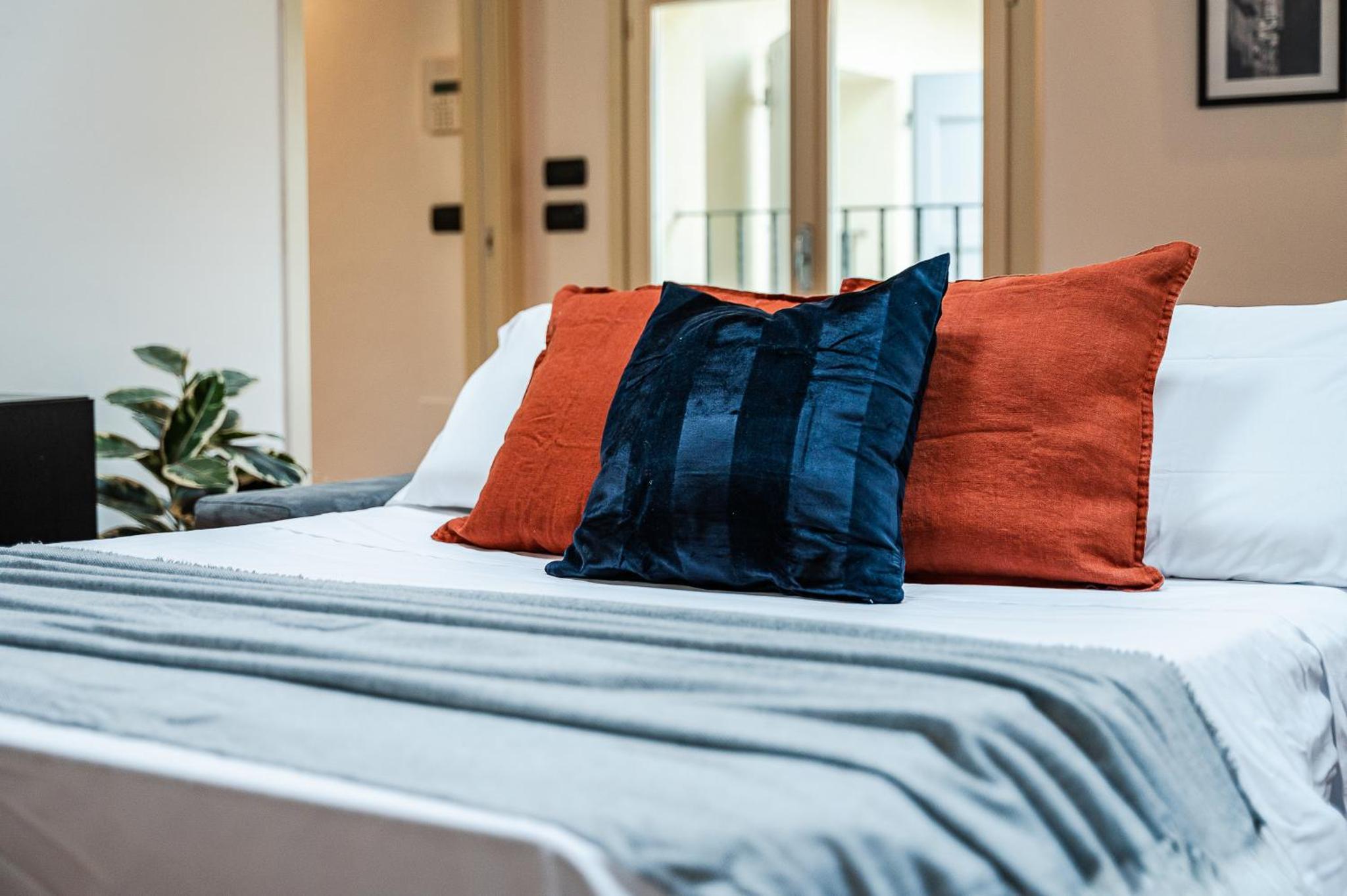 Casa Luce - bright, stylish and central view 5