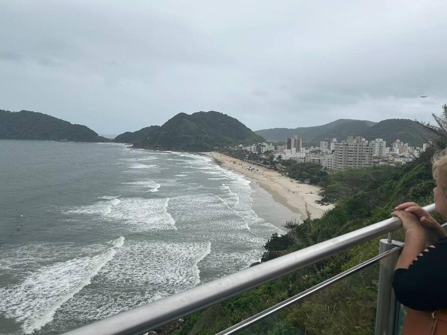 Ap em Guarujá - 1 quadra da praia