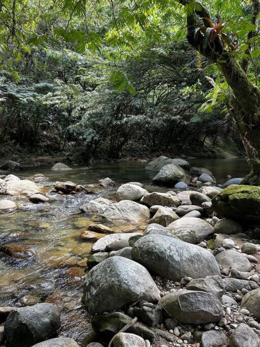 Finca con piscina balcón cerca al rio san rafael