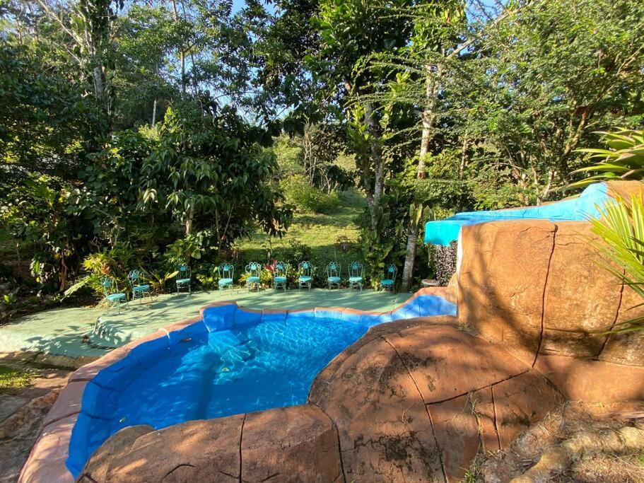 Finca con piscina balcón cerca al rio san rafael