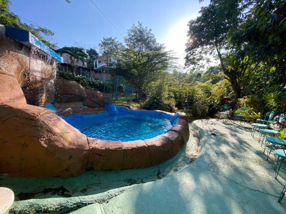 Finca con piscina balcón cerca al rio san rafael