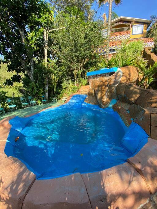 Finca con piscina balcón cerca al rio san rafael