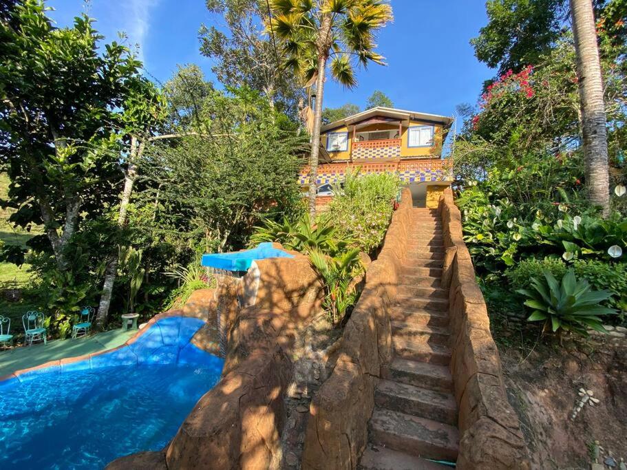 Finca con piscina balcón cerca al rio san rafael