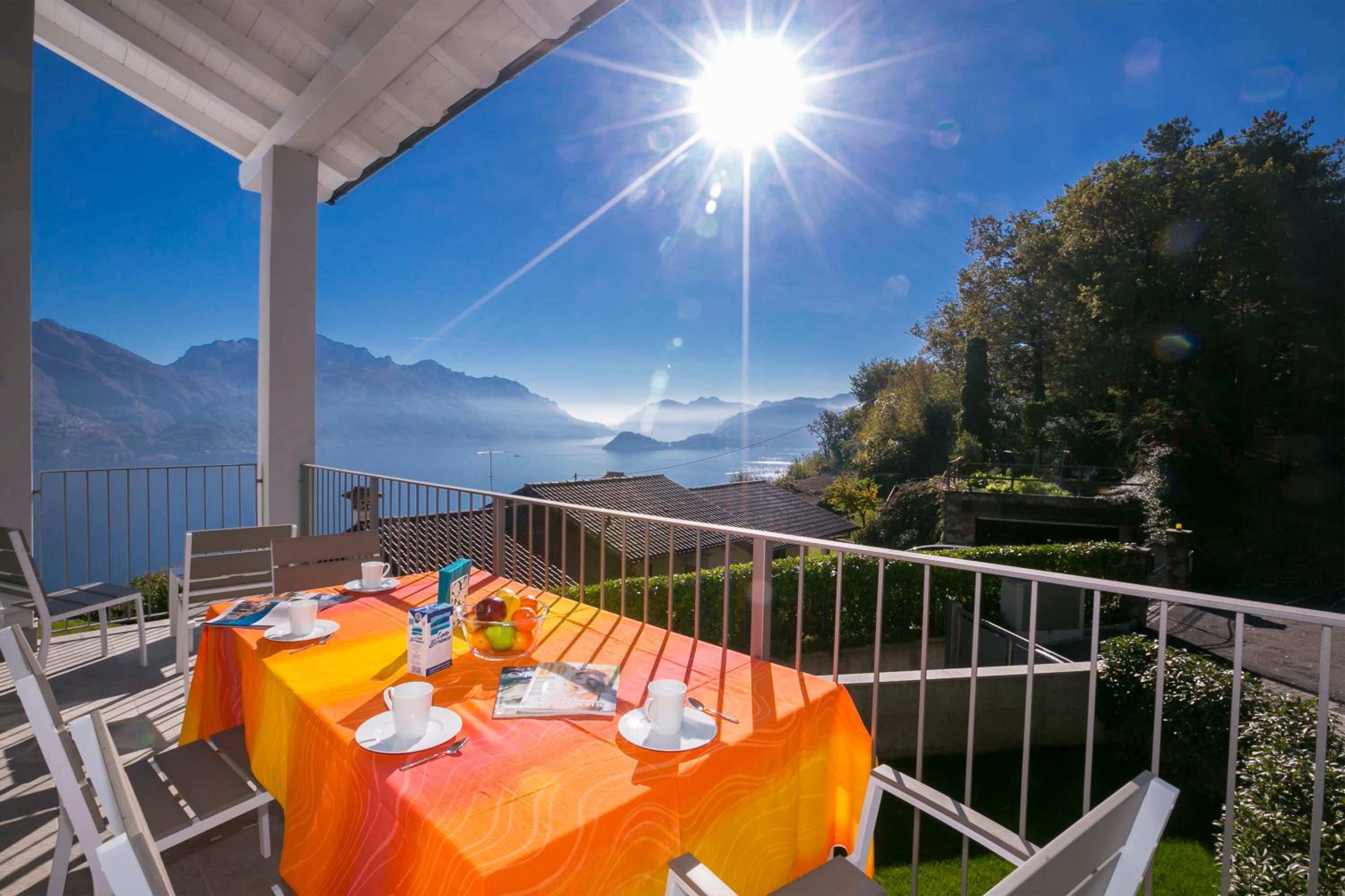 Casa Laura Apt. 6 en Menaggio — balance & terrace