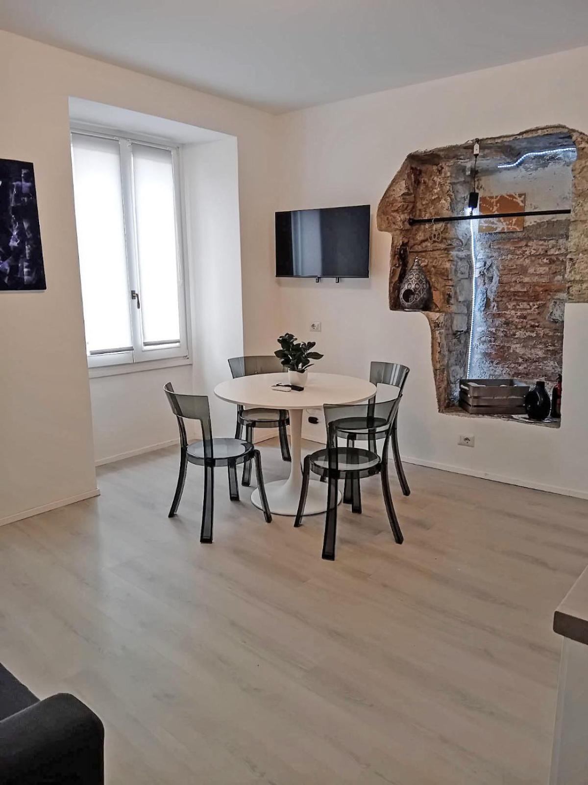 100 passi dal Lago, history apartment piazza Roma by Revenue House view 3