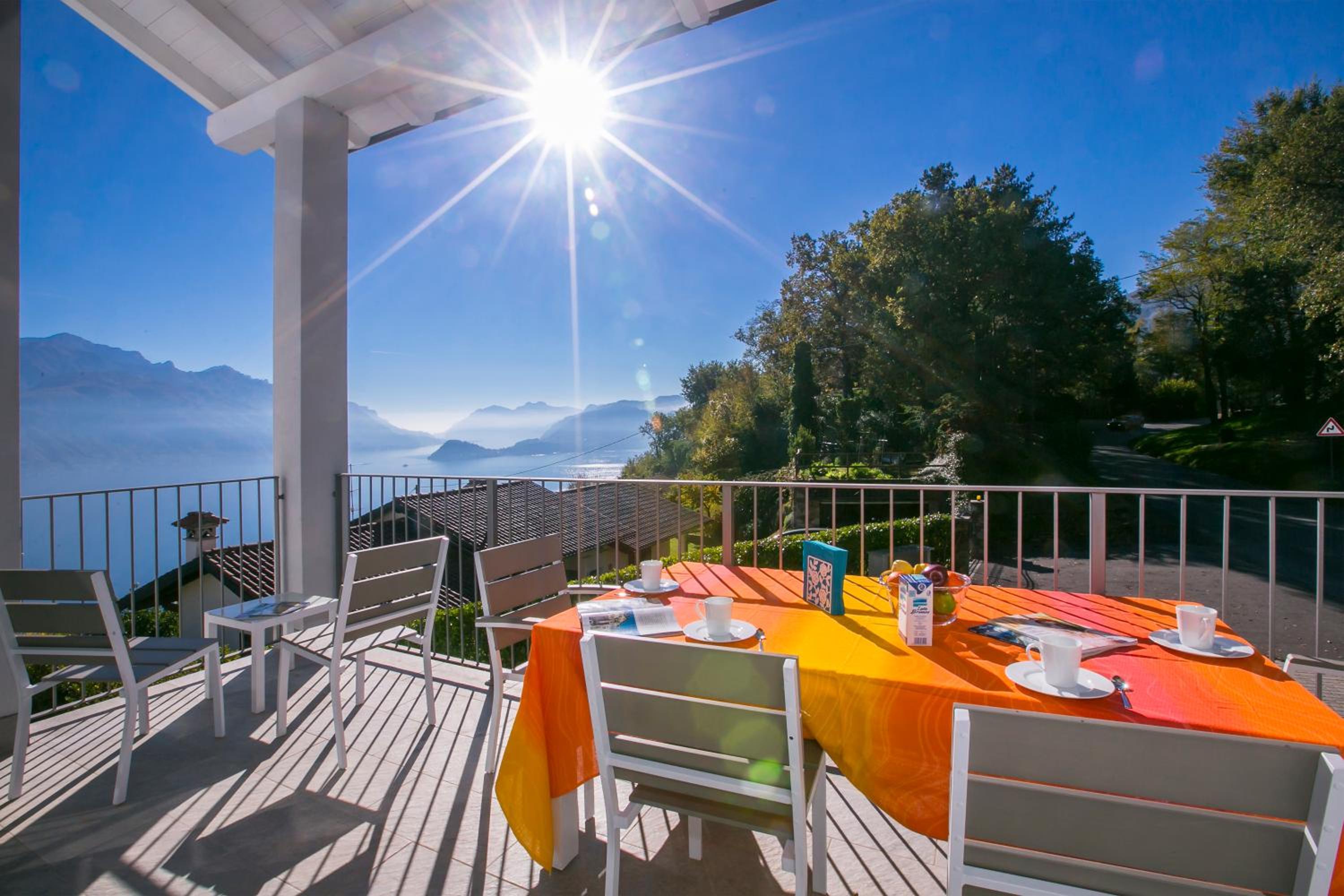Casa Laura Apt. 6 en Menaggio — balance & terrace